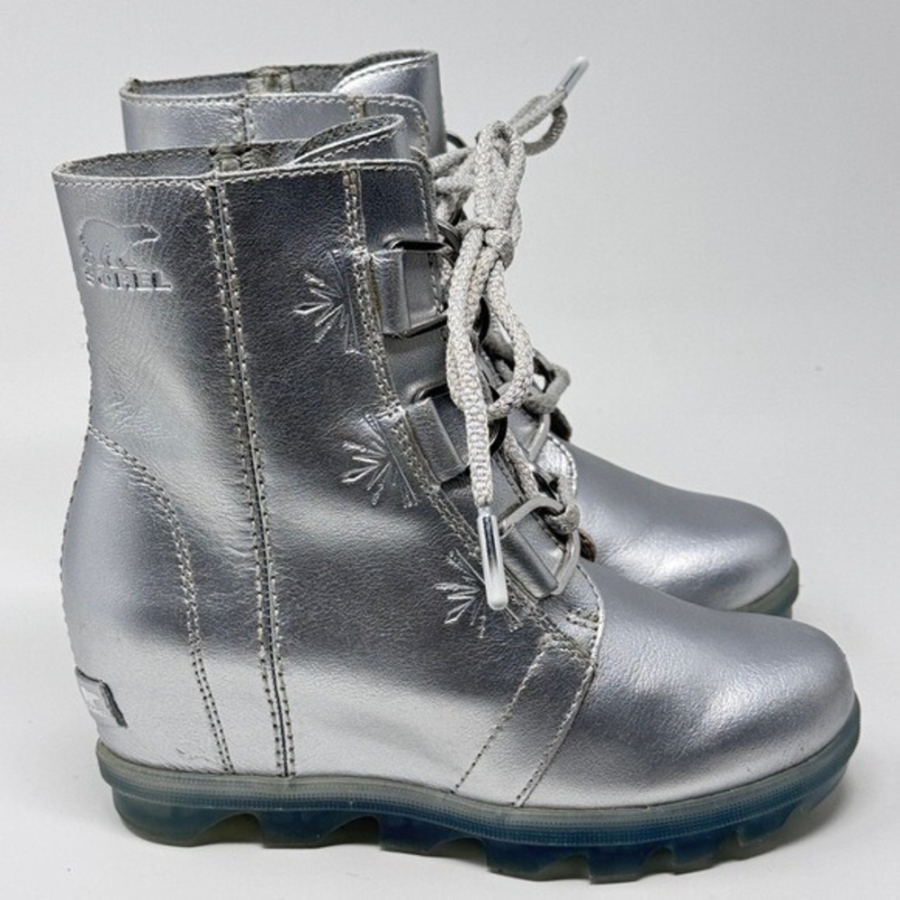 Sorel x Disney Joan of Arctic Wedge Frozen Boots – Silver, Girl's Size 2 - Picture 2 of 14